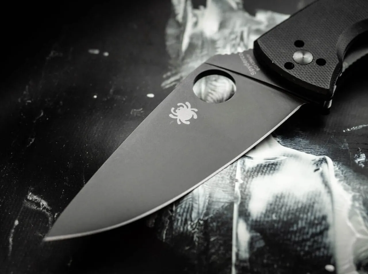 Tenacious Black Plain|Spyderco Hot